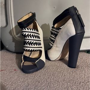 Sakiko black, and white thick heels size 6
